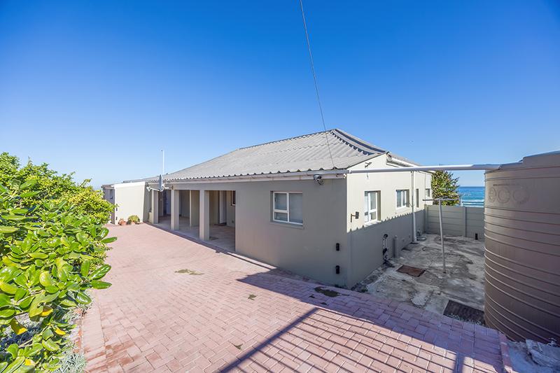 To Let 5 Bedroom Property for Rent in Bloubergstrand Western Cape